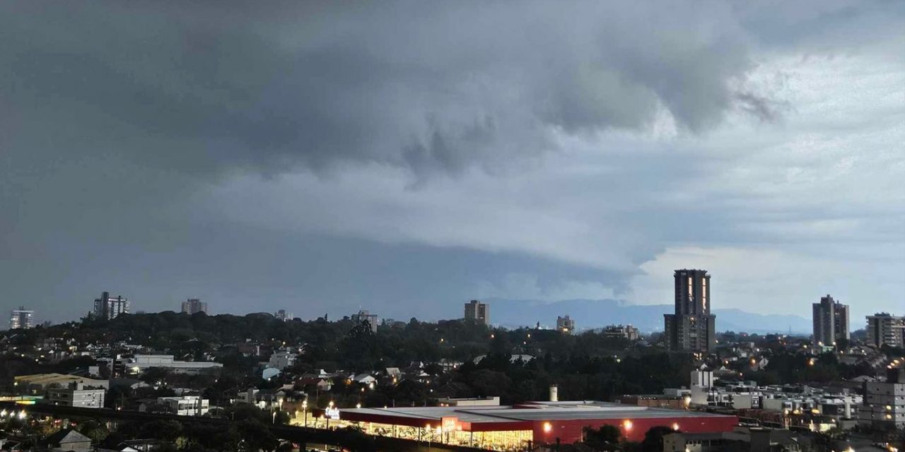 <span class="entry-title-primary">Temporal típico de verão traz chuva forte para a Grande Porto Alegre</span> <h2 class="entry-subtitle">Fim de tarde deste sábado teve chuva forte na região metropolitana de Porto Alegre após horas de calor </h2>