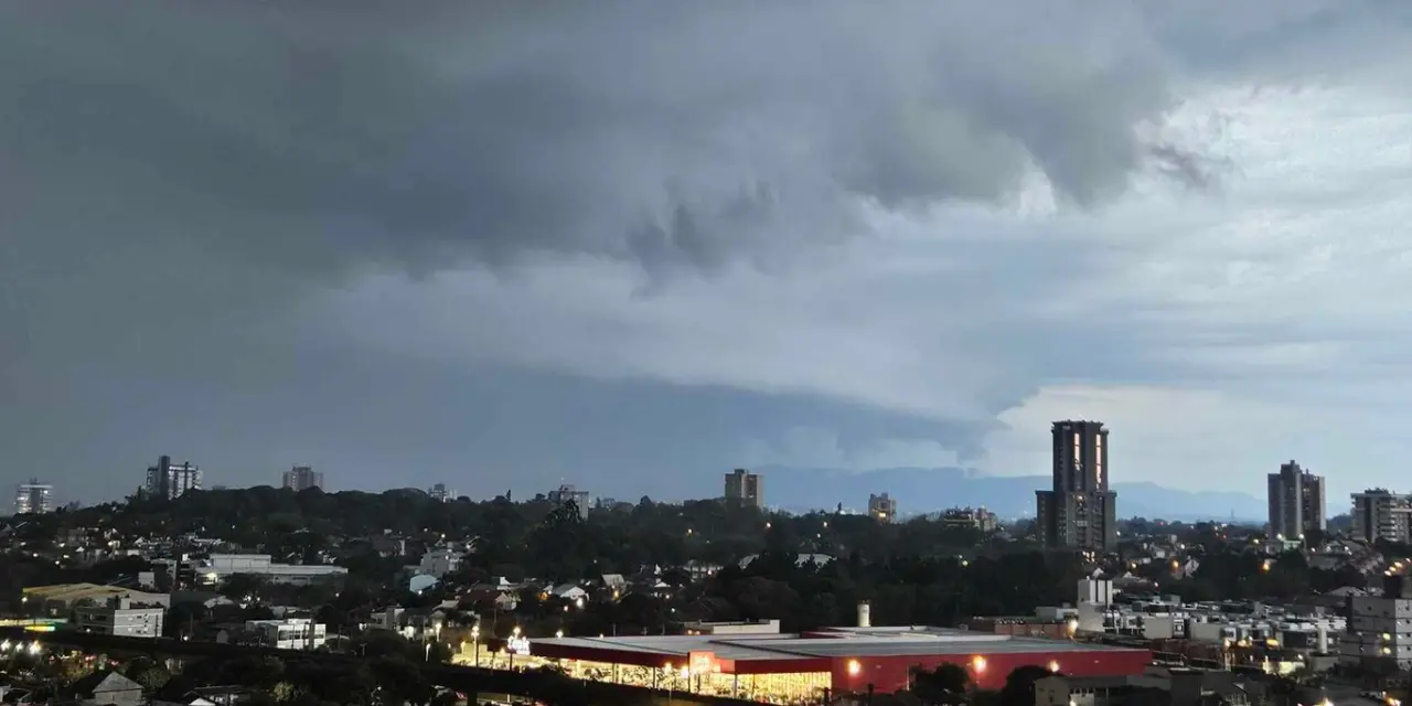 <span class="entry-title-primary">Temporal típico de verão traz chuva forte para a Grande Porto Alegre</span> <h2 class="entry-subtitle">Fim de tarde deste sábado teve chuva forte na região metropolitana de Porto Alegre após horas de calor </h2>