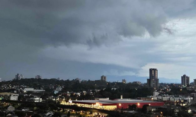 Temporal típico de verão traz chuva forte para a Grande Porto Alegre