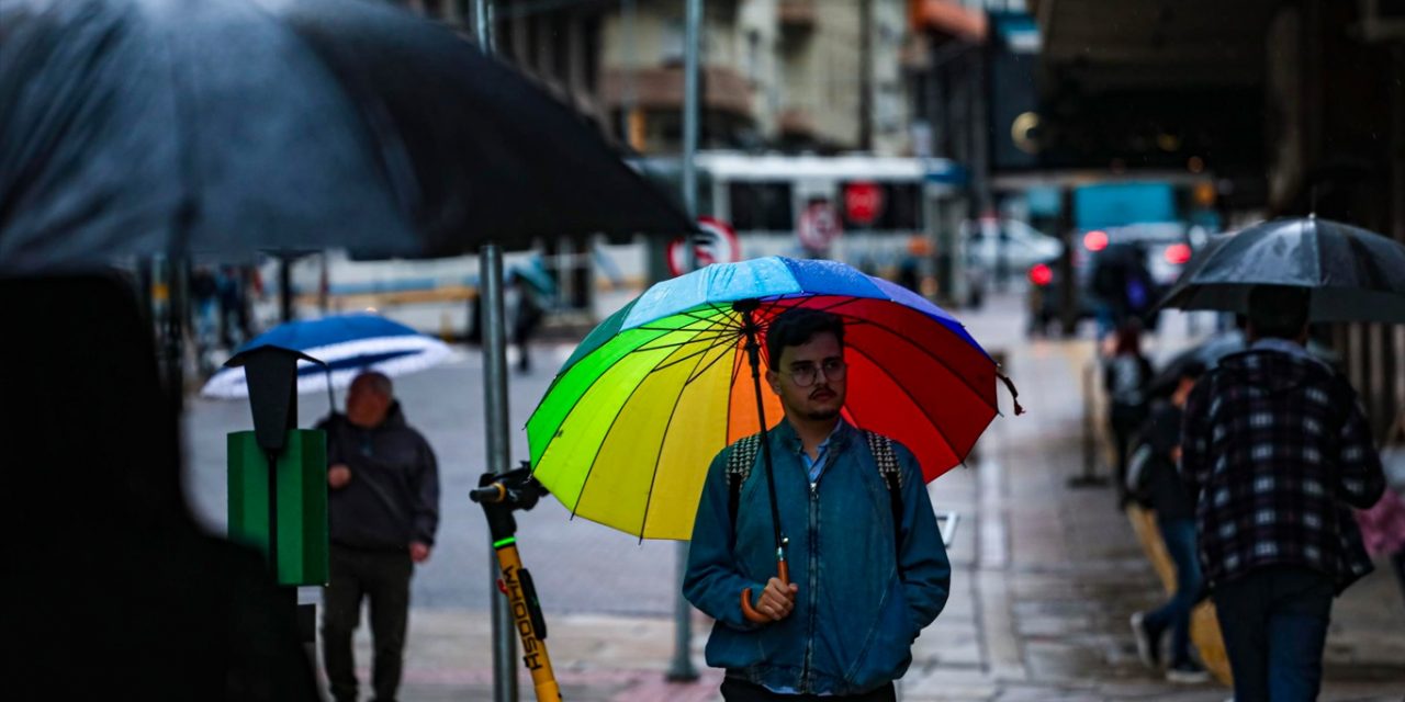 <span class="entry-title-primary">Sequência de três dias de chuva começa com altos volumes</span> <h2 class="entry-subtitle">Rio Grande do Sul será afetado por uma segunda rodada de chuva nesta sexta-feira com a atuação de baixa pressão </h2>