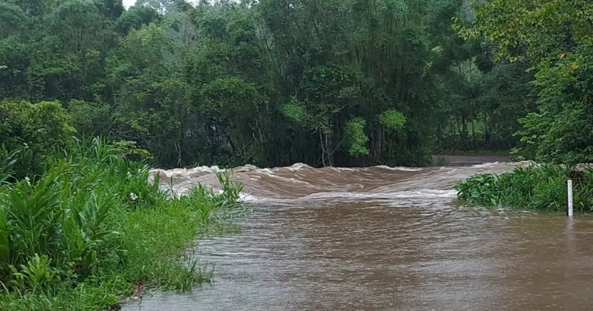 <span  supera 100 mm no Litoral Norte gaúcho e vai prosseguir</span> <h2  altos de chuva ocorreram nas últimas horas em municípios do Litoral Norte gaúcho situados juntos à Serra </h2>