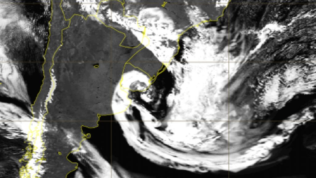 Sol, ciclone e vento na segunda após vendavais e granizo do domingo