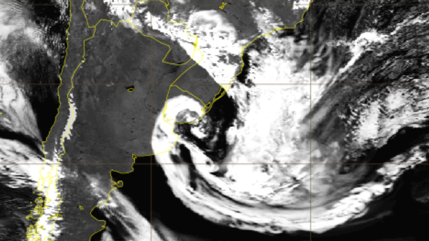 <span class="entry-title-primary">Sol, ciclone e vento na segunda após vendavais e granizo do domingo</span> <h2 class="entry-subtitle">Ciclone traz dia de vento nesta segunda depois de um domingo de instabilidade com chuva, granizo e vendavais no estado </h2>