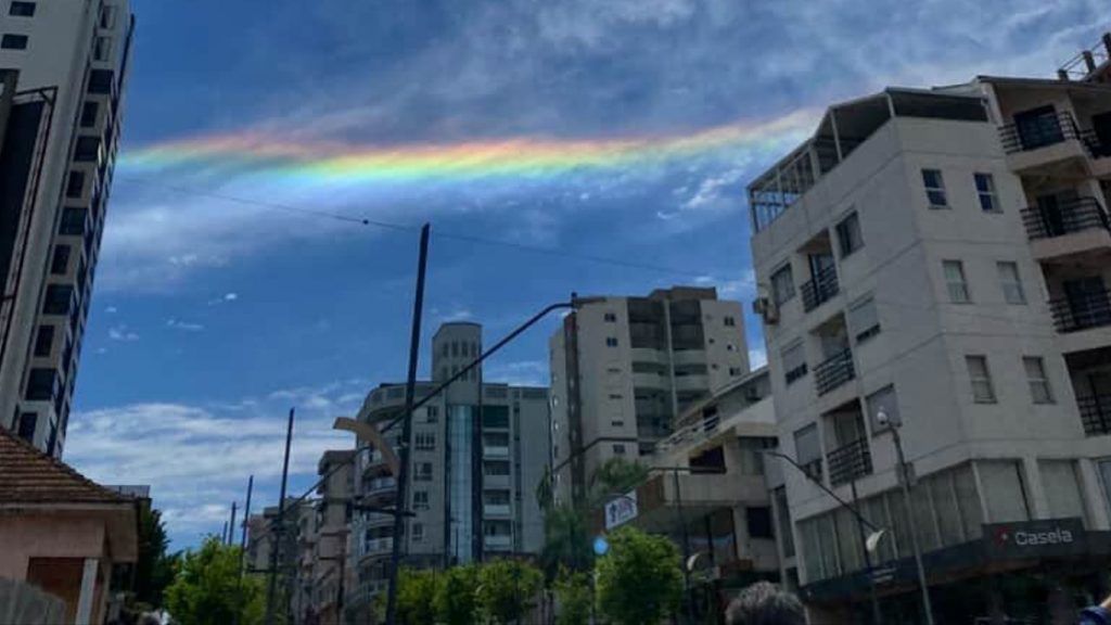 Vento em altitude de 230 km/h traz nuvens coloridas e halo solar