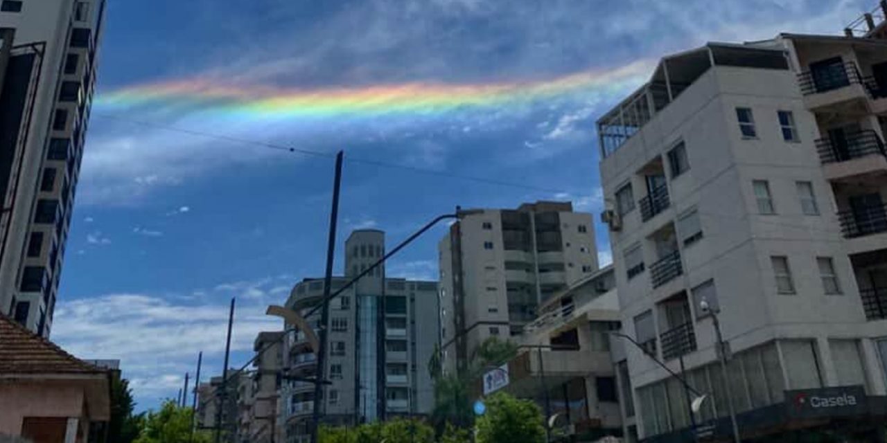 <span class="entry-title-primary">Vento em altitude de 230 km/h traz nuvens coloridas e halo solar</span> <h2 class="entry-subtitle">Vento acima de 200 km/h em altitude sobre o Rio Grande do Sul formou nuvens altas coloridas por iridescência e halo solar </h2>