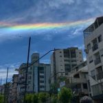 Vento em altitude de 230 km/h traz nuvens coloridas e halo solar