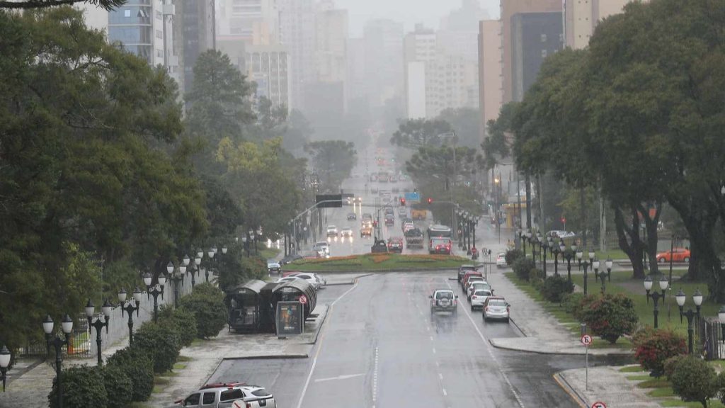 Curitiba terá sequência de tardes frias e chuvosas com cara de inverno