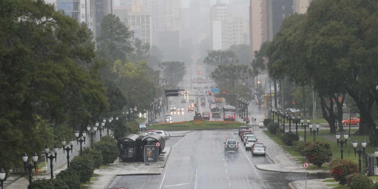 <span class="entry-title-primary">Curitiba terá sequência de tardes frias e chuvosas com cara de inverno</span> <h2 class="entry-subtitle">Massa de ar frio e frente fria estacionária farão com que Curitiba registre uma sequência de dias com frio úmido como no inverno </h2>