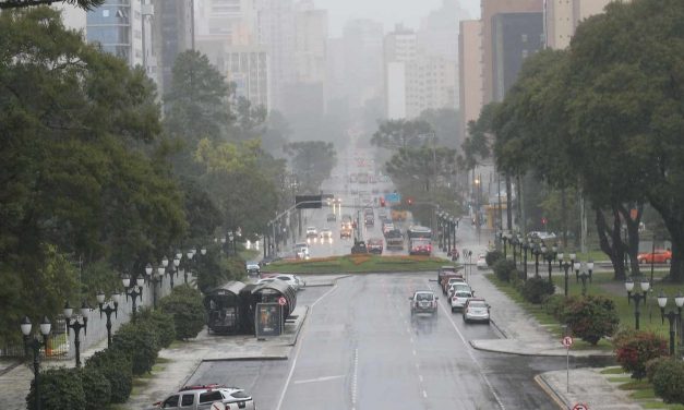 Curitiba terá sequência de tardes frias e chuvosas com cara de inverno