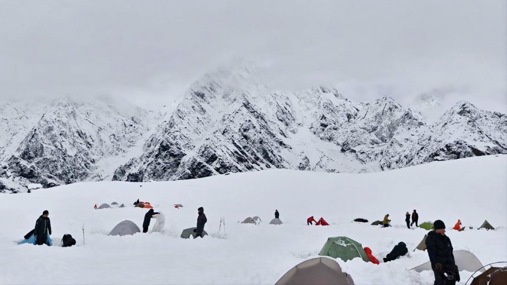 Por que foi incomum a nevasca que isolou centenas no Everest