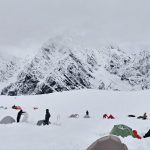 Por que foi incomum a nevasca que isolou centenas no Everest