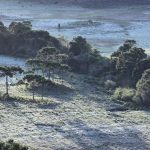 Frio abaixo de zero cobre paisagem de gelo em pleno outubro