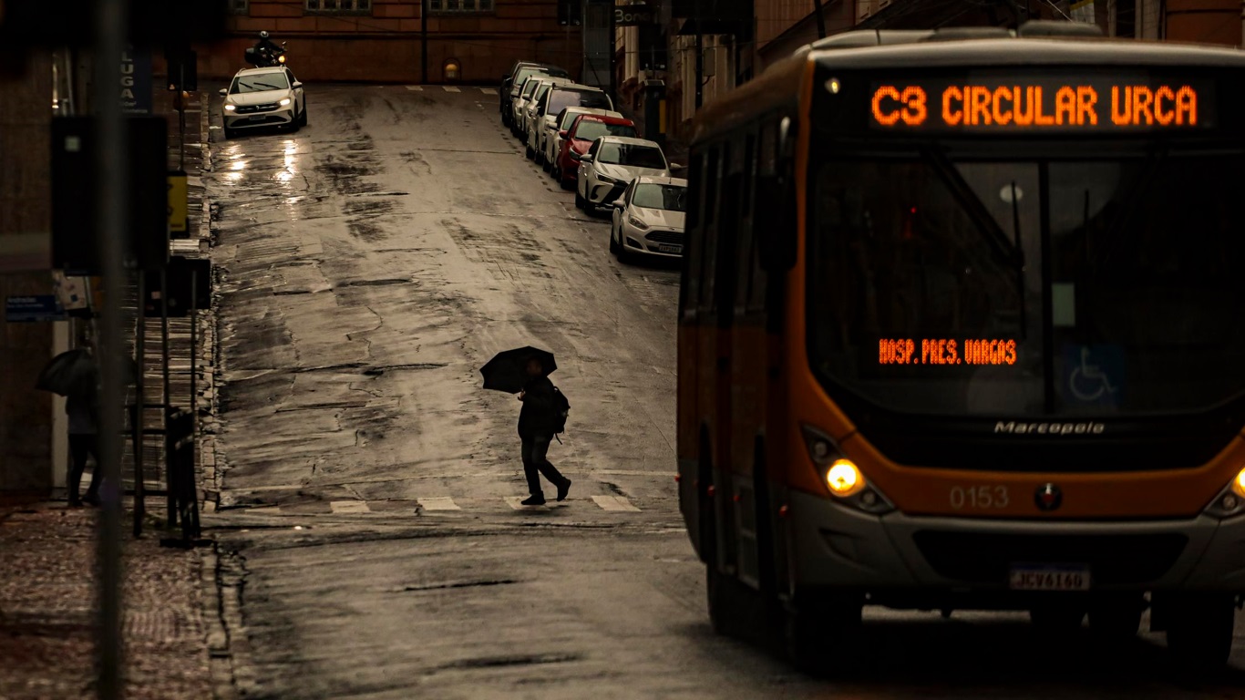 <span class="entry-title-primary">Até quando a chuva e o frio?</span> <h2 class="entry-subtitle">Massa de ar frio e centro de baixa pressão foram responsáveis hoje por mais um dia de chuva com temperatura baixa </h2>