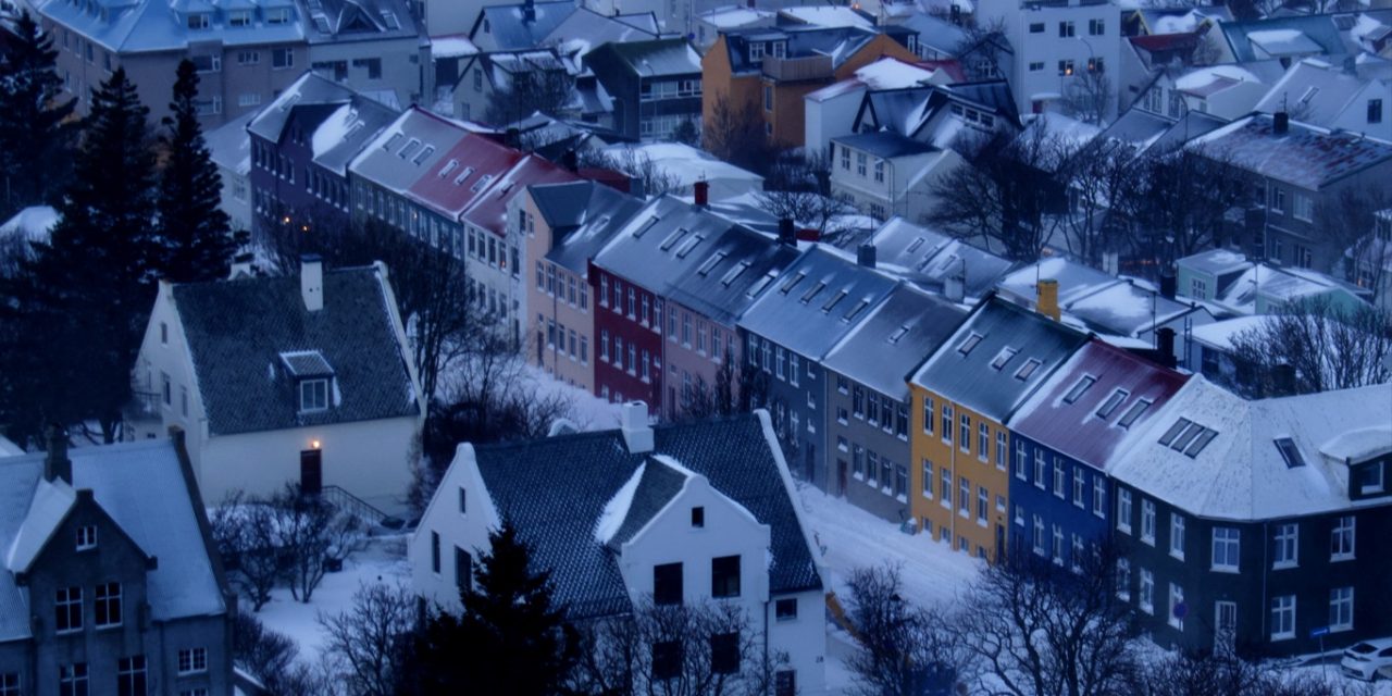 <span  incomum bate recorde de um século na gelada Islândia</span> <h2  de neve entre segunda e hoje provocou a maior nevasca já vista em outubro na capital da Islândia </h2>