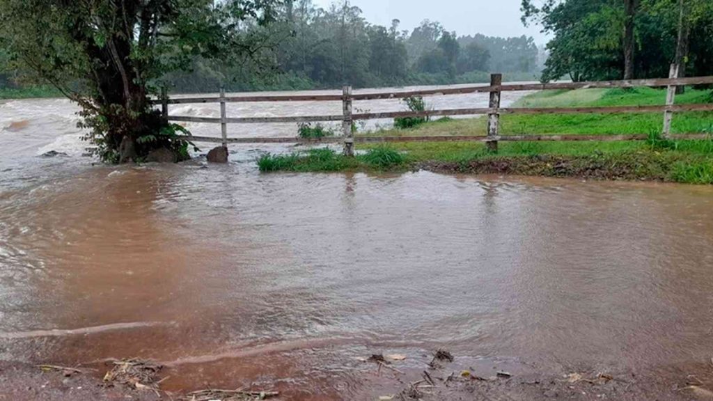Chuva de quase 200 mm castiga o Litoral Norte; entenda por que tanta chuva