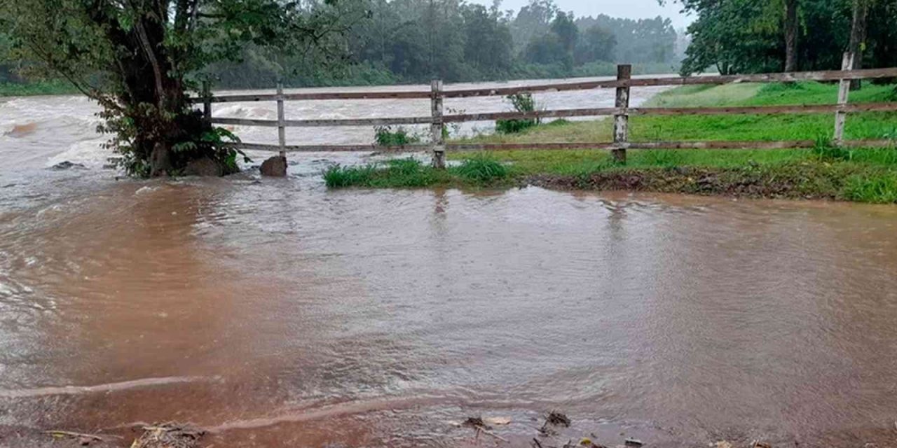 <span class="entry-title-primary">Chuva de quase 200 mm castiga o Litoral Norte; entenda por que tanta chuva</span> <h2 class="entry-subtitle">Chuva volumosa atingiu nas últimas horas vários municípios do Litoral Norte localizados junto à Serra do Mar </h2>