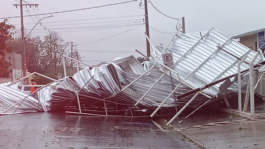 Vento de até 100 km/h provoca estragos e deixa feridos no Sul e Sudeste