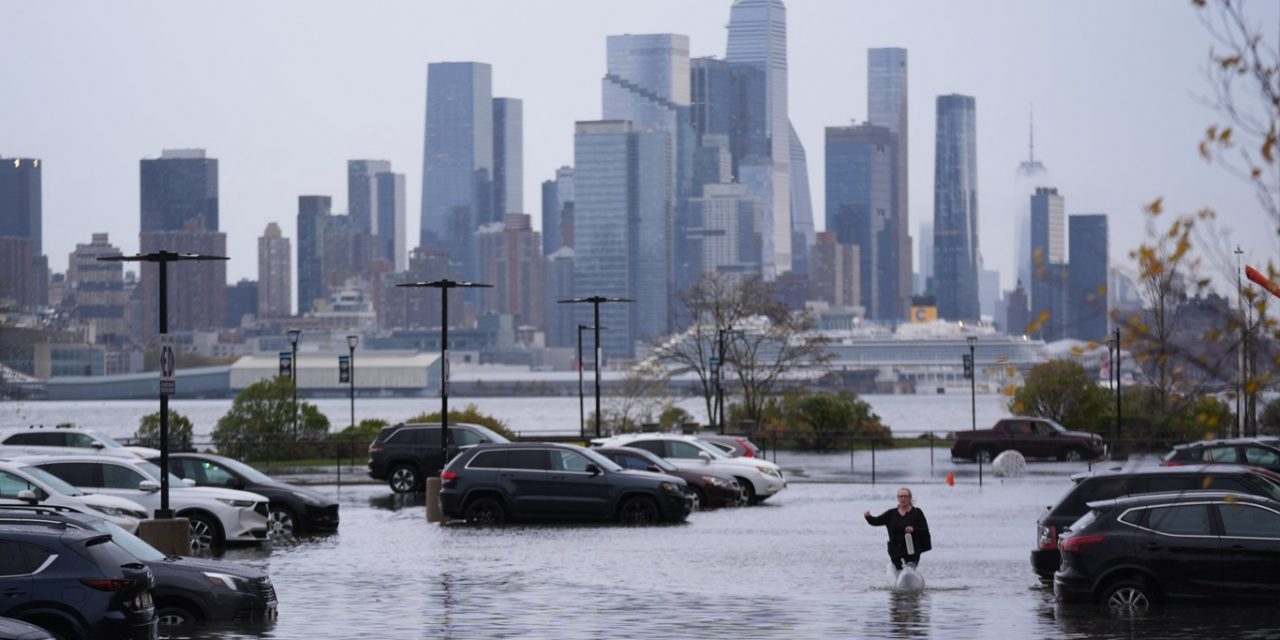 <span  provoca inundações e deixa mortos em Nova York</span> <h2  excessivamente altos de chuva em curto período transtornaram a maior cidade dos Estados Uniddos com vítimas em Nova York </h2>