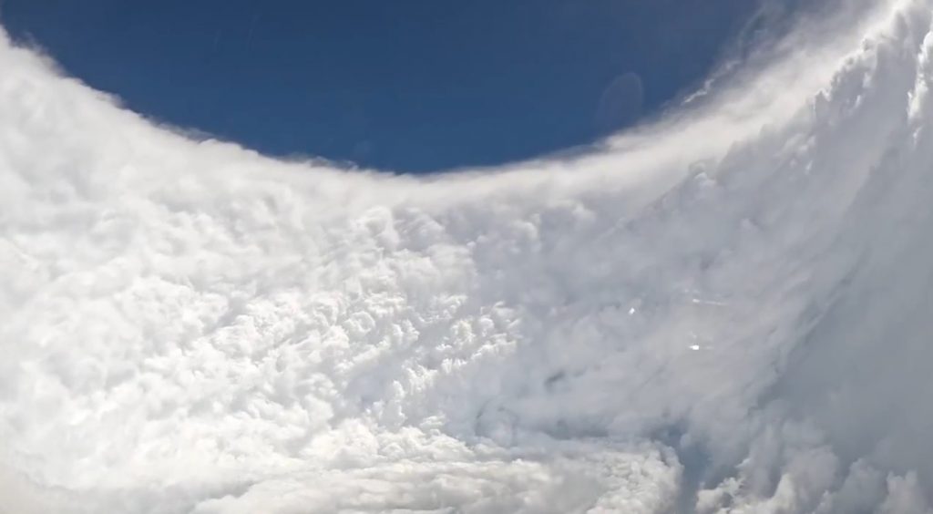 Piloto faz vídeos impressionantes no olho do furacão com vento de 380 km/h