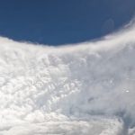 Piloto faz vídeos impressionantes no olho do furacão com vento de 380 km/h