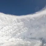 Piloto faz vídeos impressionantes no olho do furacão com vento de 380 km/h