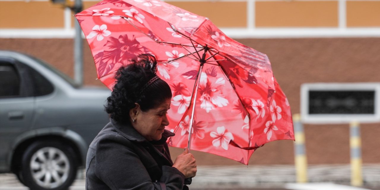 <span class="entry-title-primary">Porto Alegre terminará a semana com chuva, muito vento e frio</span> <h2 class="entry-subtitle">Instabilidade vai atuar de hoje até sábado em Porto Alegre com chuva e fortes rajadas de vento no final da semana </h2>