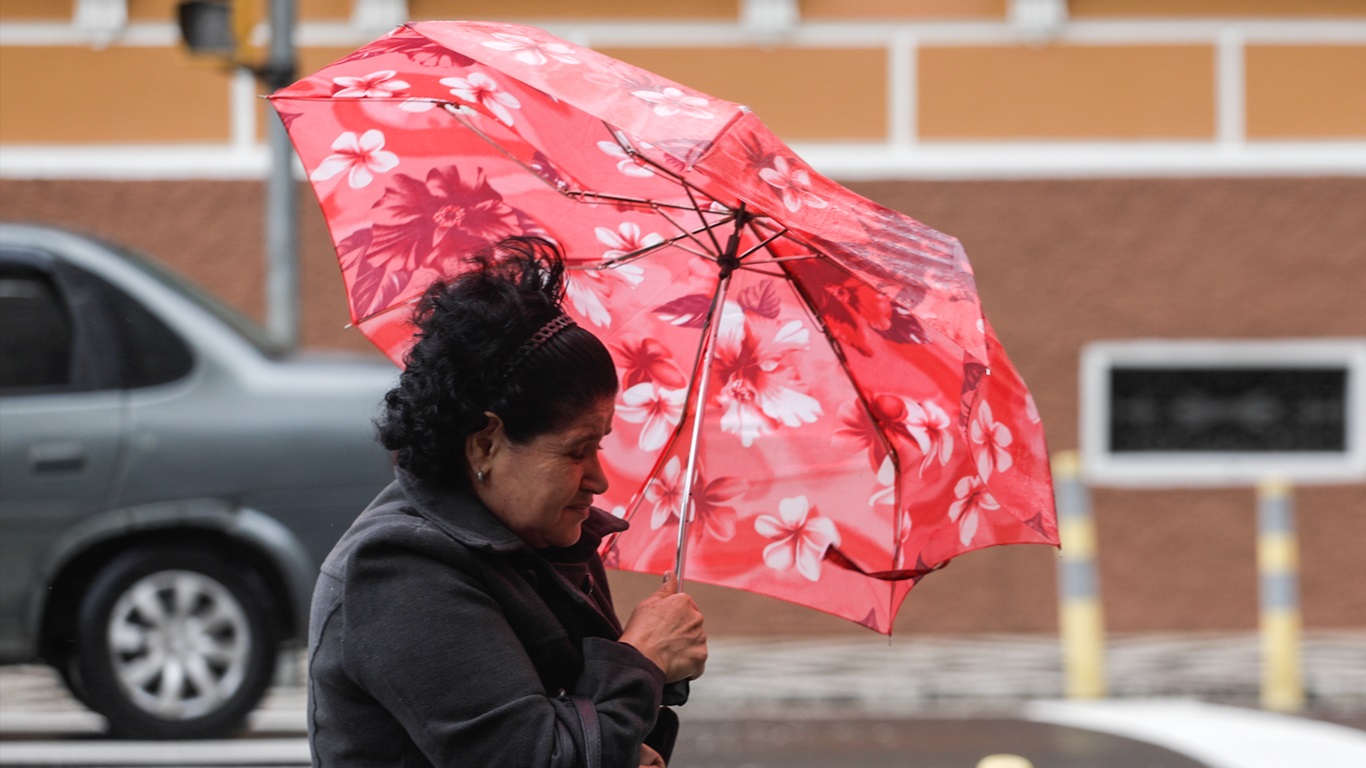 <span class="entry-title-primary">Porto Alegre terminará a semana com chuva, muito vento e frio</span> <h2 class="entry-subtitle">Instabilidade vai atuar de hoje até sábado em Porto Alegre com chuva e fortes rajadas de vento no final da semana </h2>