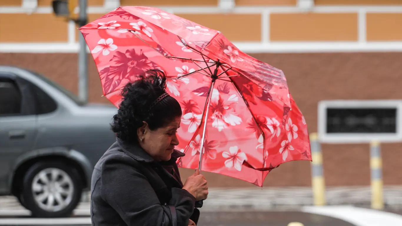 Foto mostra chuva e vento em Porto Alegre