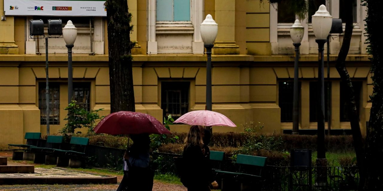 <span  Alegre registra o quarto dia seguido com chuva; até quando vai?</span> <h2  Alegre tem nesta sexta o quarto dia seguido com registro de chuva em fim de outuhro ameno e de instabilidade </h2>
