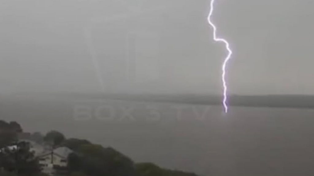 Veja o momento em que raio cai sobre o Rio Uruguai durante temporal