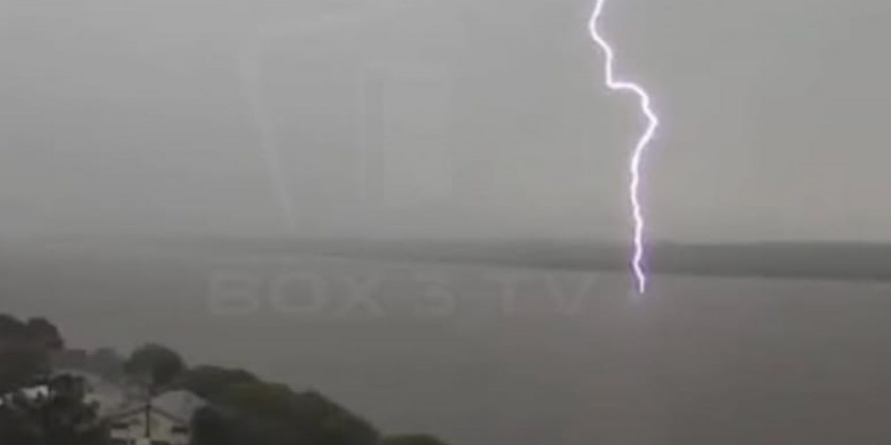 <span  o momento em que raio cai sobre o Rio Uruguai durante temporal</span> <h2  de monitoramento registrou raio sobre as águas do Rio Uruguai durante temporal nesta sexta no Oeste gaúcho </h2>