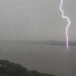 Veja o momento em que raio cai sobre o Rio Uruguai durante temporal