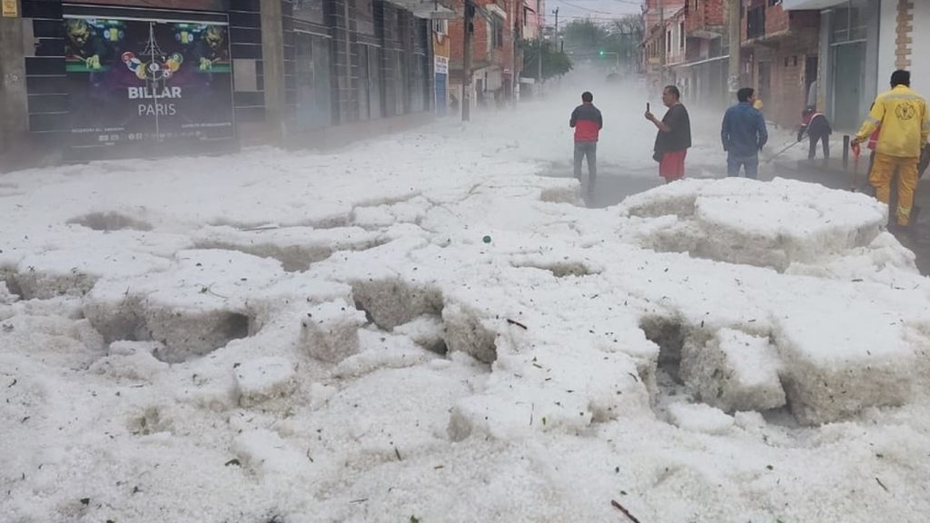 Feroz tempestade de granizo cobre cidade de gelo; veja as imagens