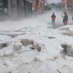 Feroz tempestade de granizo cobre cidade de gelo; veja as imagens