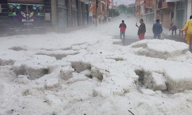 Feroz tempestade de granizo cobre cidade de gelo