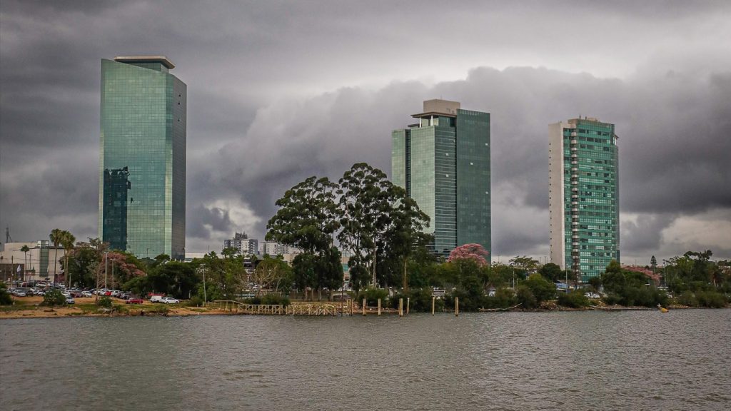 Fim de semana começa com chuva, vento e frio