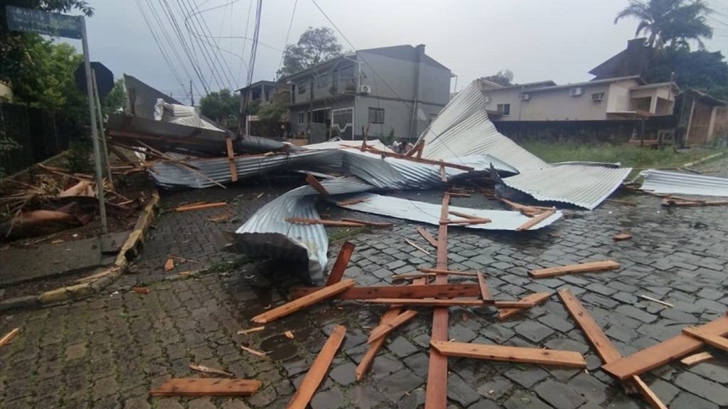 Frente fria avança após causar chuva forte e vendavais com estragos