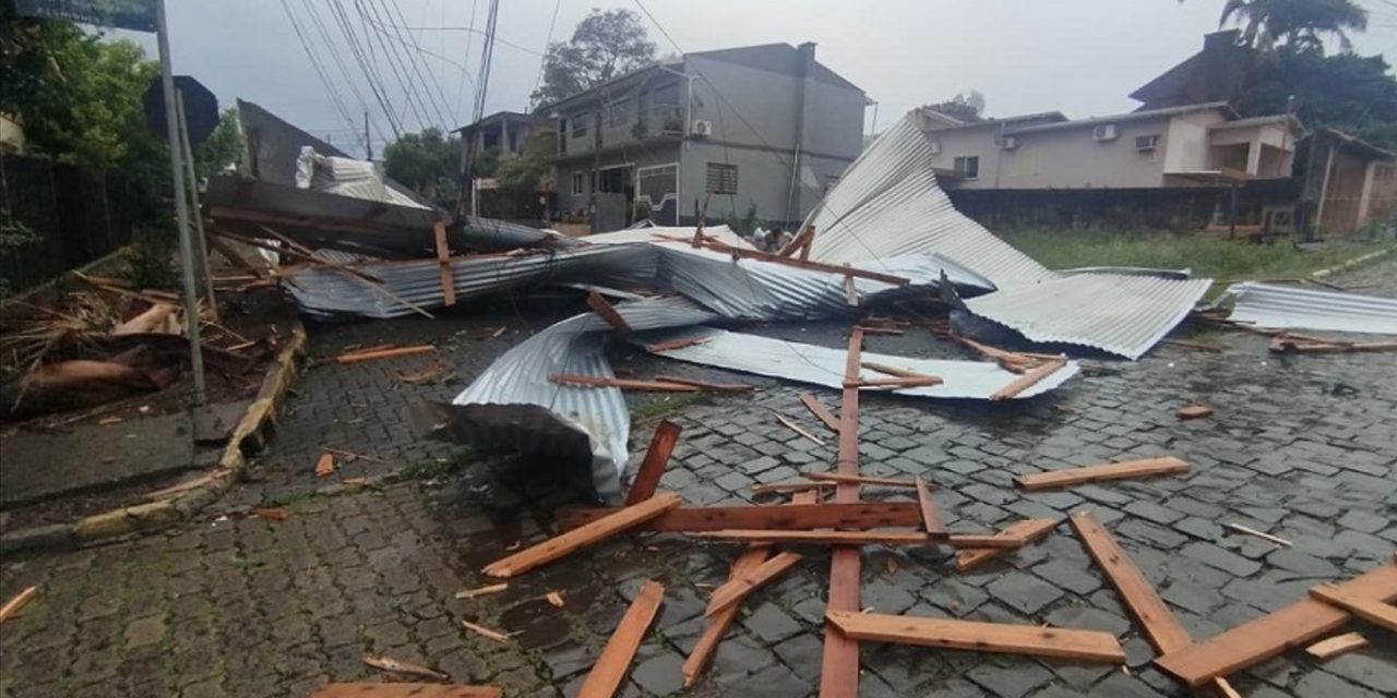 <span class="entry-title-primary">Frente fria avança após causar chuva forte e vendavais com estragos</span> <h2 class="entry-subtitle">Frente fria avançou pelo Rio Grande do Sul nas últimas horas com chuva forte e vendavais que trouxeram estragos </h2>