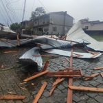 Frente fria avança após causar chuva forte e vendavais com estragos