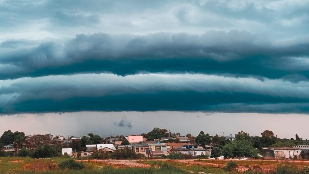 Temporais com vento e granizo atingem Sul do Brasil e deixam estragos