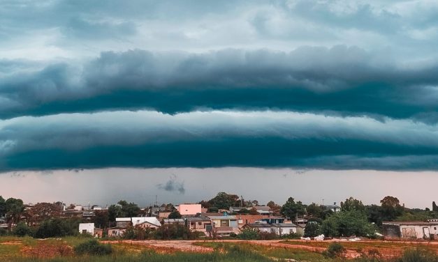 Temporais com vento e granizo atingem Sul do Brasil e deixam estragos