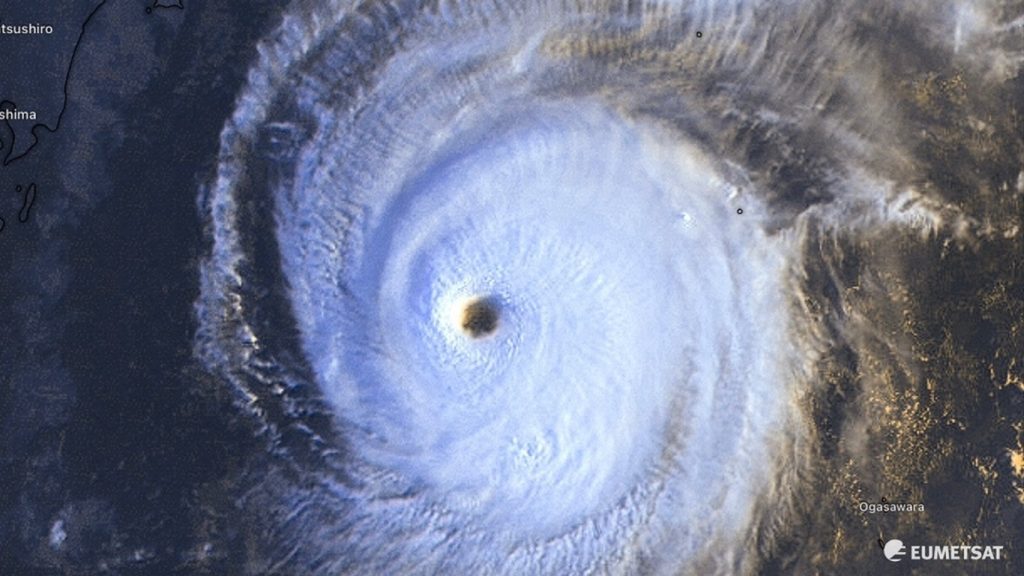 Tufão gera alerta máximo no Japão