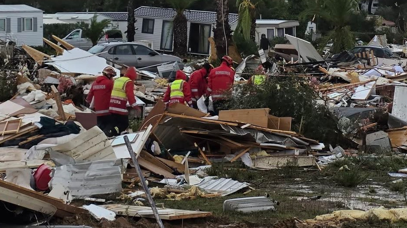 <span class="entry-title-primary">Tornado provoca morte e destruição em Portugal</span> <h2 class="entry-subtitle">Tornado atingiu a cidade portuguesa de Albufeira na manhã deste sábado durante tempestade que assola o pais </h2>