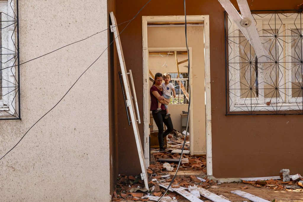 A esperança renasce entre os escombros da arrasada Rio Bonito do Iguaçu