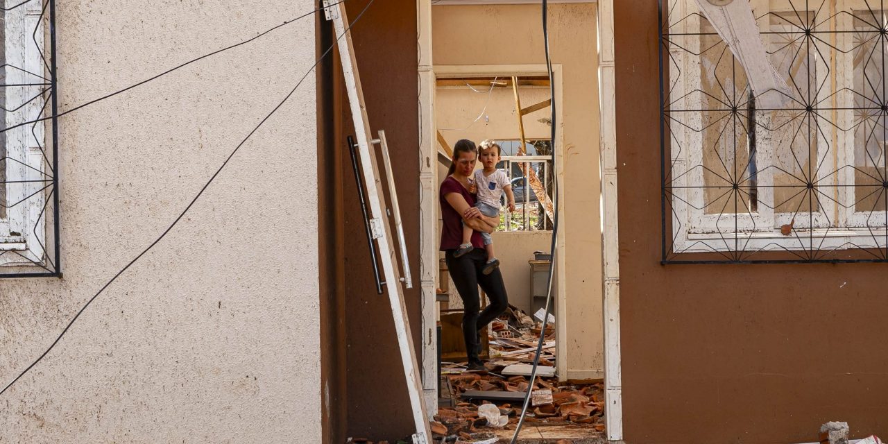 <span class="entry-title-primary">A esperança renasce entre os escombros da arrasada Rio Bonito do Iguaçu</span> <h2 class="entry-subtitle">Onde de solidaridade, espírito comunitário e força de viver fazem Rio Bonito do Iguaçu se levantar diante da catástrofe</h2>