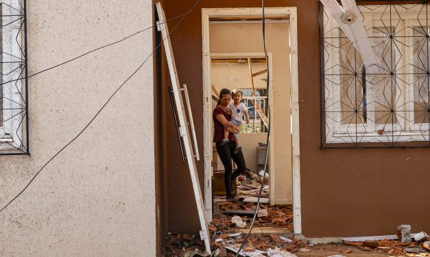 A esperança renasce entre os escombros da arrasada Rio Bonito do Iguaçu
