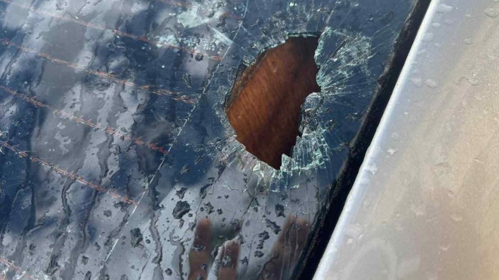 Granizo fura vidros de carros no RS e destrói pomares em SC