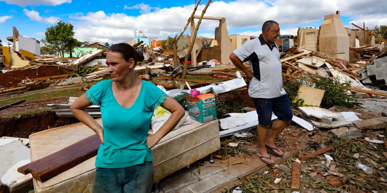 <span class="entry-title-primary">Tornado que atingiu o Paraná pode ter sido um EF-4 com vento de até 300 km/h</span> <h2 class="entry-subtitle">Análise da MetSul com base nos danos observados em Rio Bonito do Sul indica a possibilidade de um tornado com vento de 250 km/h a 300 km/h </h2>