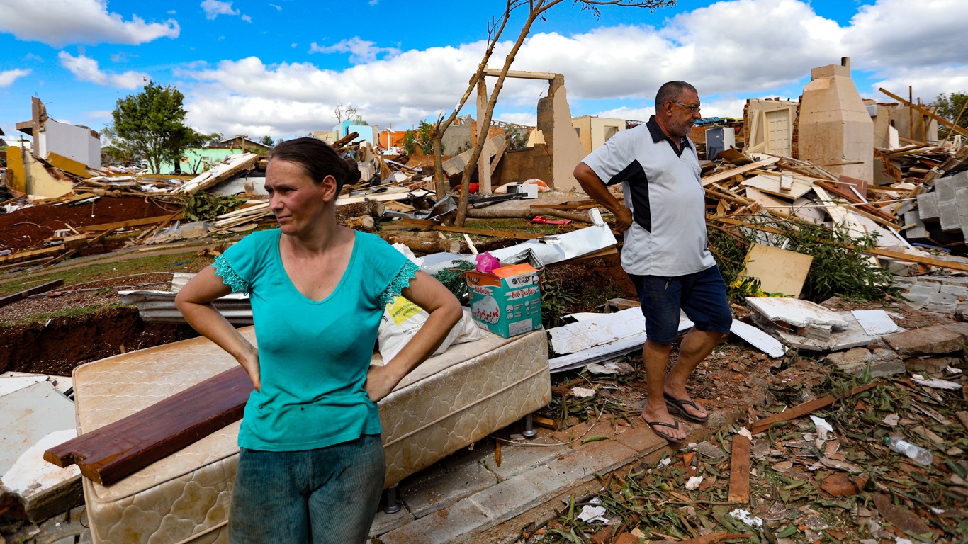 <span class="entry-title-primary">Tornado que atingiu o Paraná pode ter sido um EF-4 com vento de até 300 km/h</span> <h2 class="entry-subtitle">Análise da MetSul com base nos danos observados em Rio Bonito do Iguaçu indica a possibilidade de um tornado com vento de 250 km/h a 300 km/h </h2>