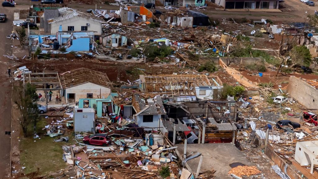 Sobe o número de mortos pelos tornados no PR; ciclone deixou 9 vítimas no Sul